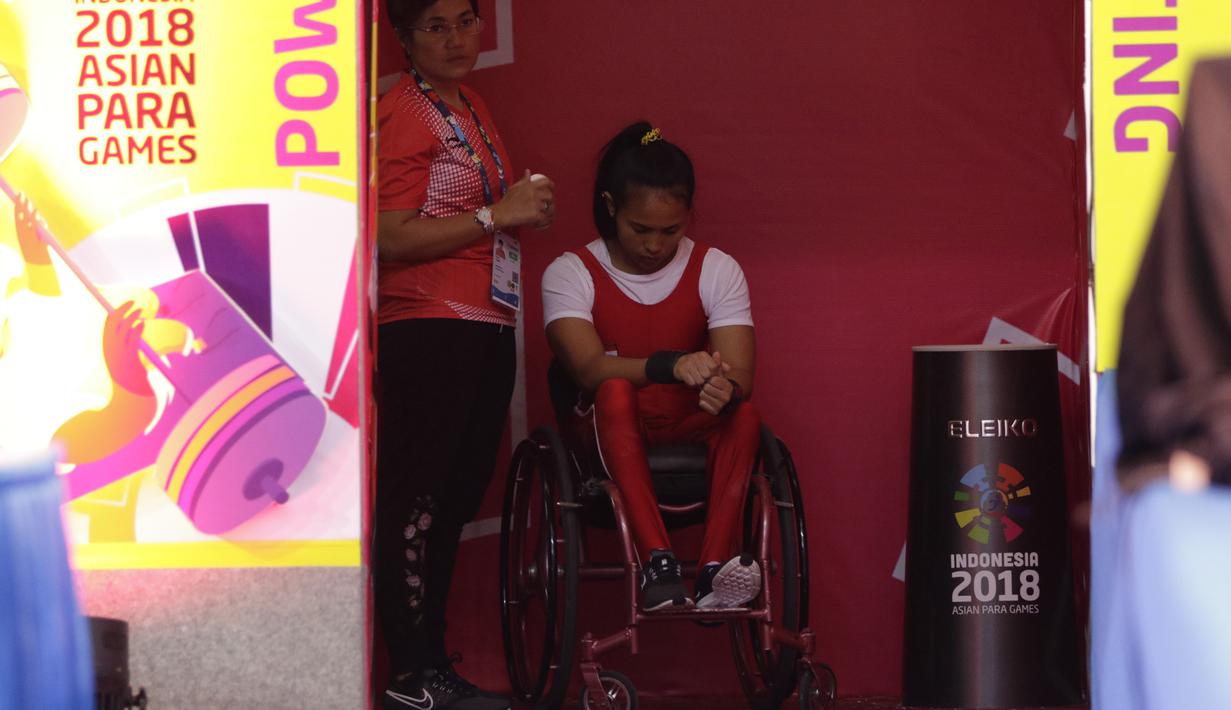 Atlet para angkat berat, Ni Nengah Widiasih, saat beraksi pada Asian Para Games di Balai Sudirman, Jakarta, Minggu (7/10/2018). Ni Nengah berhasil mempersembahkan medali perak dengan total angkatan 97 kg. (Bola.com/M Iqbal Ichsan)