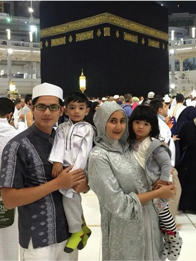 Tommy Kurniawan dan Tania Nadira saat masih menjadi sepasang suami-istri. Tommy dan Tania beribadah umrah bareng dua anak mereka. (Instagram)