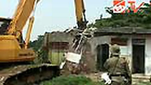 Pembongkaran Rumah Diwarnai Isak Tangis