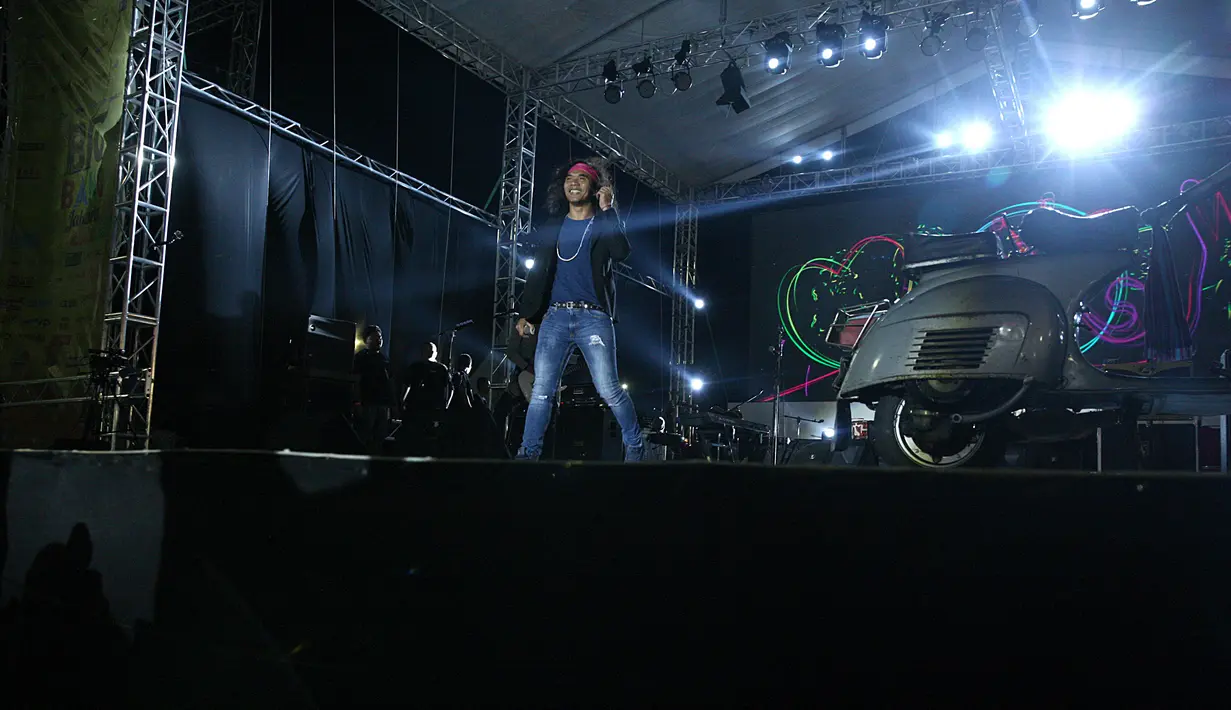 Konser ini juga ditunggu-tunggu oleh para slankers. Pasalnya, belakangan ini grup musik ini jarang menggelar konser ulang tahun di tempat umum. Grup ini merayakan konser di televisi atau di luar kota. (Nurwahyunan/Bintang.com)