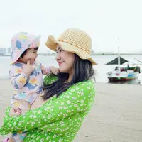 "Tenang B, Z i’m a strong mother!🦾 dibalik lemak2 mamoy, masih ada otot ngumpet kok 🤪 Msh kuat lah gendong 2 sekaligus mah.. 2 loh ya poy @hitocaesar ga lbh," tulisnya sebagai keterangan foto yang diunggah 24 Februari lalu. [Instagram/felicyangelista_]