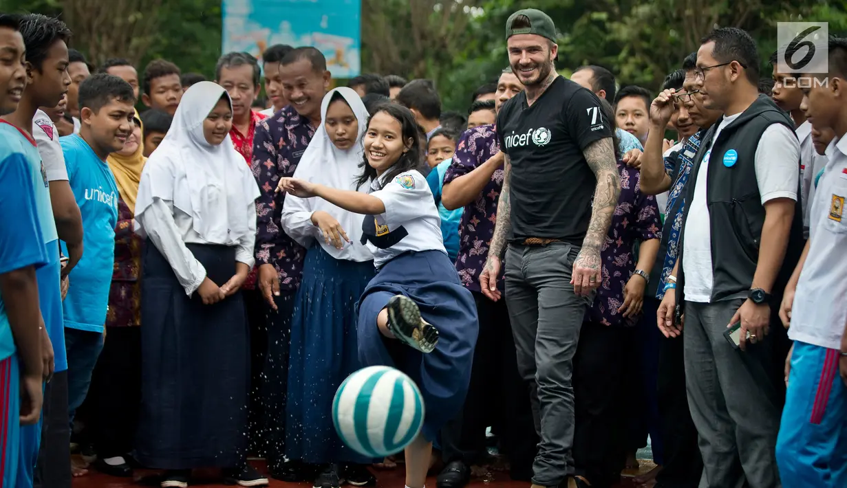 Mantan pesepakbola David Beckham mengunjungi SMPN 17 Semarang dalam kunjungannya sebagai Duta Kehormatan UNICEF, Rabu (28/3). Hal ini merupakan bagian dari kampanye Beckham dalam melawan aksi bullying di berbagai lingkungan. (Liputan6.com/Pool/UNICEF)