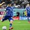 Pemain Timnas Jepang, Wataru Endo berusaha mencetak gol ke gawang Timnas Kroasia pada laga 16 besar Piala Dunia 2022 di Al-Janoub Stadium, Al-Wakrah, Qatar, 5 Desember 2022. (AFP/Jewel Samad)