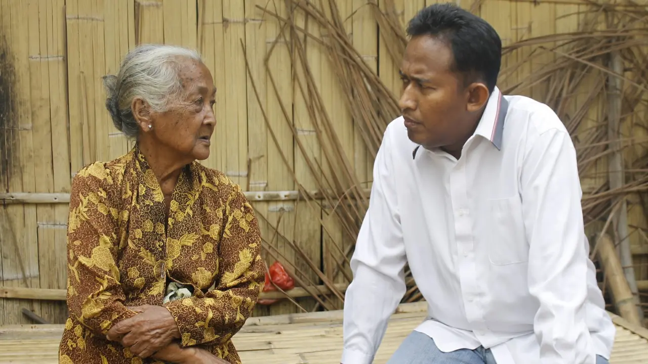 Lansia Penjual Sapu Lidi