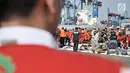 Basarnas bersama TNI, Polri, PMI, dan Baznas mengevakuasi sisa barang penumpang pesawat Lion Air JT 610 di Tanjung Priok, Jakarta Utara, Senin (29/10). (Merdeka.com/Iqbal Nugroho)