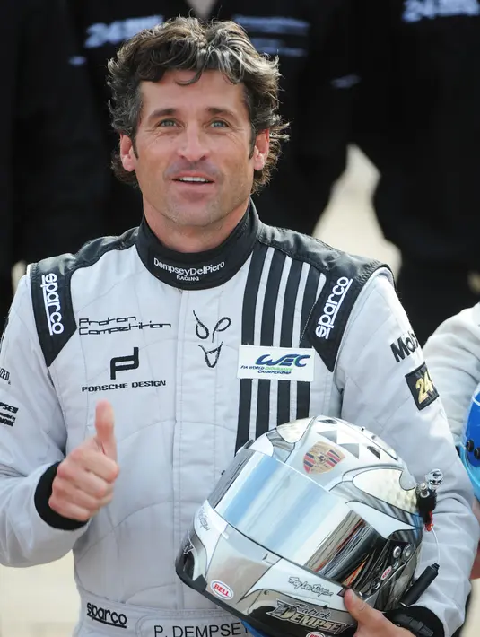 Tahun 2013. Kerap terlihat dalam balutan jas hitam dengan gaya formal, Patrick Dempsey tak kalah keren ketika memakai baju balap. Ia berpartisipasi di lomba ketahanan 24 jam di Le Mans, Perancis Barat. (AFP/Bintang.com)