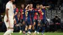 Penyerang Barcelona, Raphinha (kanan) merayakan gol pada laga lanjutan Liga Champions 2024-2025 melawan FC Bayern Munchen di Estadi Olimpic Lluis Companys, Barcelona, Rabu 23 Oktober 2024 atau Kamis 24 Oktober 2024 dini hari WIB. (Josep LAGO/AFP)