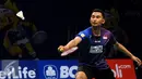 Pebulutangkis tunggal putra Indonesia, Tommy Sugiarto berusaha mengembalikan bola saat melawan pemain Hong Kong, Wei Nan di BCA Indonesia Open 2016 di Istora Senayan Jakarta, Rabu (1/6/2016). Tommy kalah 16-21, 14-21. (Liputan6.com/Helmi Fithriansyah)