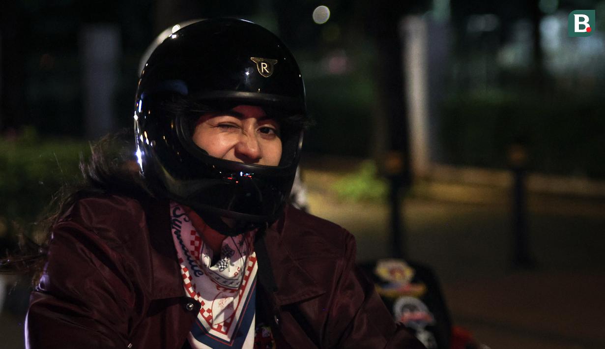 Selebritas Indonesia, Sintya Marisca mengedipkan sebelah matanya saat berpose di depan fotografer ketika city riding bersama Pertamina Enduro di Jalan Pattimura, Jakarta, Minggu (26/11/2023). (Bola.com/Bagaskara Lazuardi)