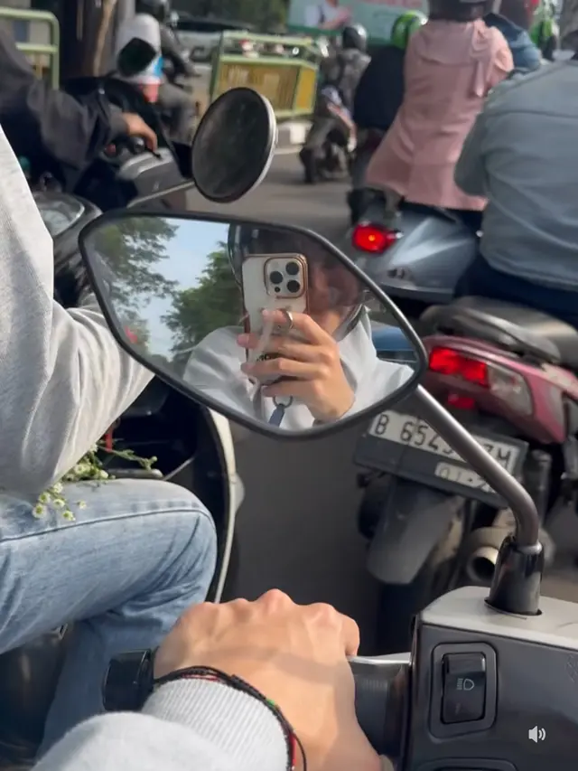 Gaya Zaskia Adya Mecca saat mengantar anak-anak sekolah menggunakan motor. [@zaskiadyamecca]