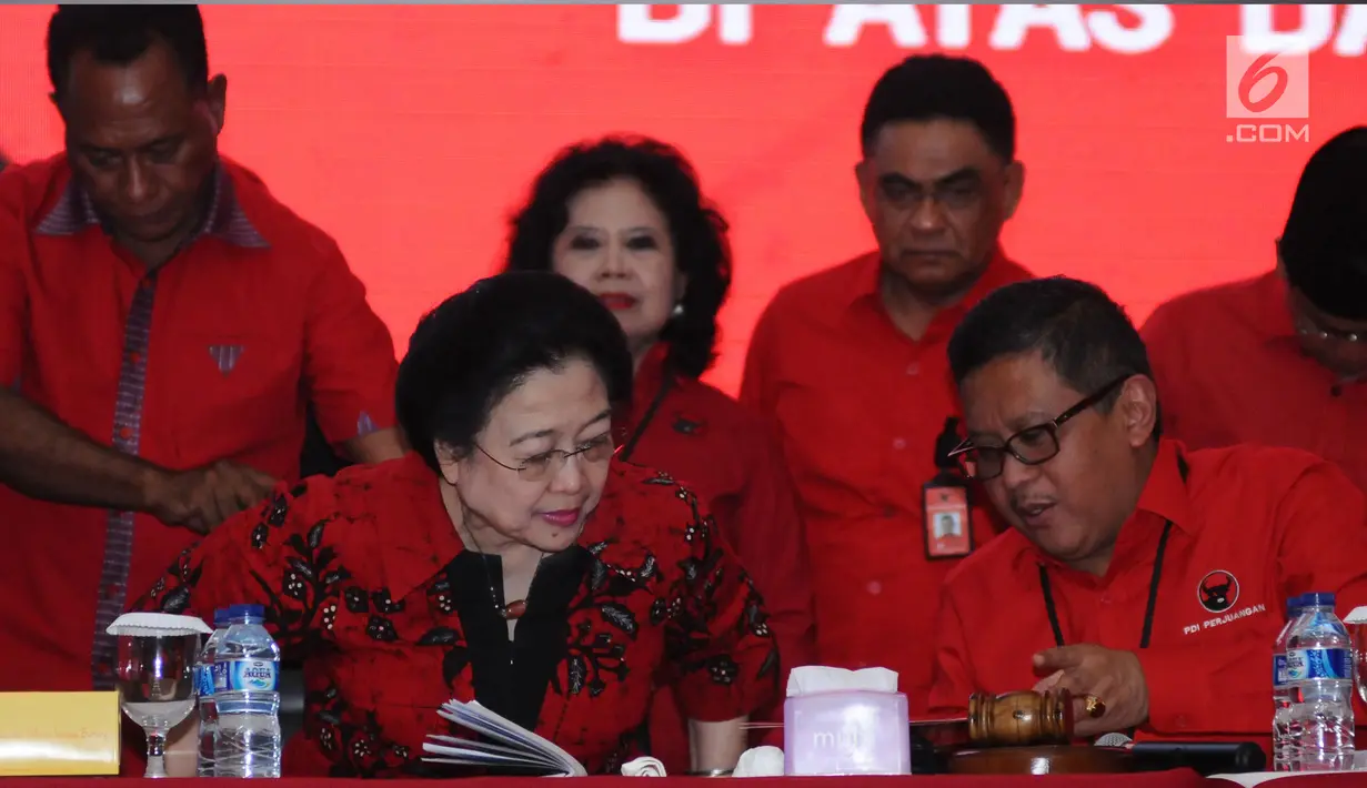 Ketua Umum DPP PDIP, Megawati Sukarnoputri (kiri depan) berbincang dengan Sekjen Hasto Kristiyanto usai memberi arahan jelang menyerahkan surat rekomendasi kepada pasangan Cagub dan Cawagub di Jakarta, Kamis (4/1). (Liputan6.com/Helmi Fithriansyah)