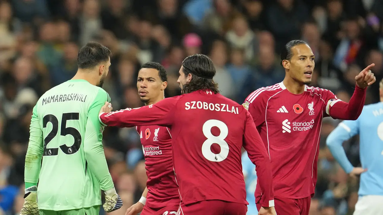 Skuad Liverpool memberikan ucapan selamat pada Giorgi Mamardashvili yang sukses menggagalkan penalti striker Manchester City Erling Haaland di pekan ke-11 Liga Inggris 2025/2026 di Etihad Stadium, Minggu (09/11/2025). (AP Photo/Jon Super)