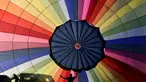 Peserta menyiapkan balon udaranya untuk diterbangkan saat mengikuti Bristol International Balloon Fiesta ke 37  di Inggris, Jumat (7/8/2015). Festival balon terbesar di eropa ini berlangsung selama empat hari.  (REUTERS/Toby Melville)