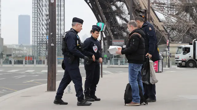 Polisi Prancis Razia Warga Berkeliaran Saat Lockdown