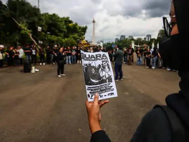 Aktivis Jaringan Solidaritas Korban untuk Keadilan mengikuti aksi Kamisan ke-808 di seberang Istana Merdeka, Jakarta, Kamis (7/3/2024). (Liputan6.com/Angga Yuniar)