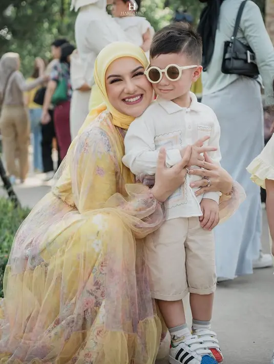 Saat ulang tahun anak pertamanya, Air. Irish memilih tampil segar dengan dress dan kerudung kuningnya.  [ @_irishbella_]