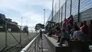 Sejumlah orang tua menonton anaknya berlatih sepak bola di lapangan CF Andorinha di Kawasan San Antonio, Funchal, Portugal. Klub tersebut merupakan tempat awal Cristiano Ronaldo meniti karir sebagai pesepak bola. (Bola.com/Reza Khomaini)
