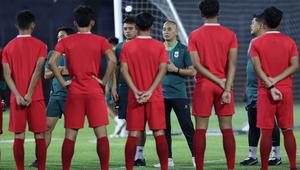 Pertandingan ini akan menentukan apakah Indonesia mampu melaju ke fase berikutnya atau harus mengakhiri langkah lebih cepat. Tampak dalam foto, pelatih Timnas Indonesia U-17, Kurniawan Dwi Yulianto (tengah), saat memimpin sesi latihan terakhir jelang laga melawan Vietnam pada laga terakhir Grup A Piala AFF U-17 2026 di Stadion Gelora 10 November, Surabaya, Jawa Timur, Sabtu (18/4/2026). (Bola.com/M Iqbal Ichsan)