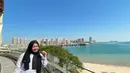 Tidak hanya main di sekitar stadion, wanita kelahiran 1996 ini juga menikmati pemandangan indah di Qatar. Sebuah pengalaman tak terlupakan yang membuat iri banyak orang.(Liputan6.com/IG/@shela_lala96)