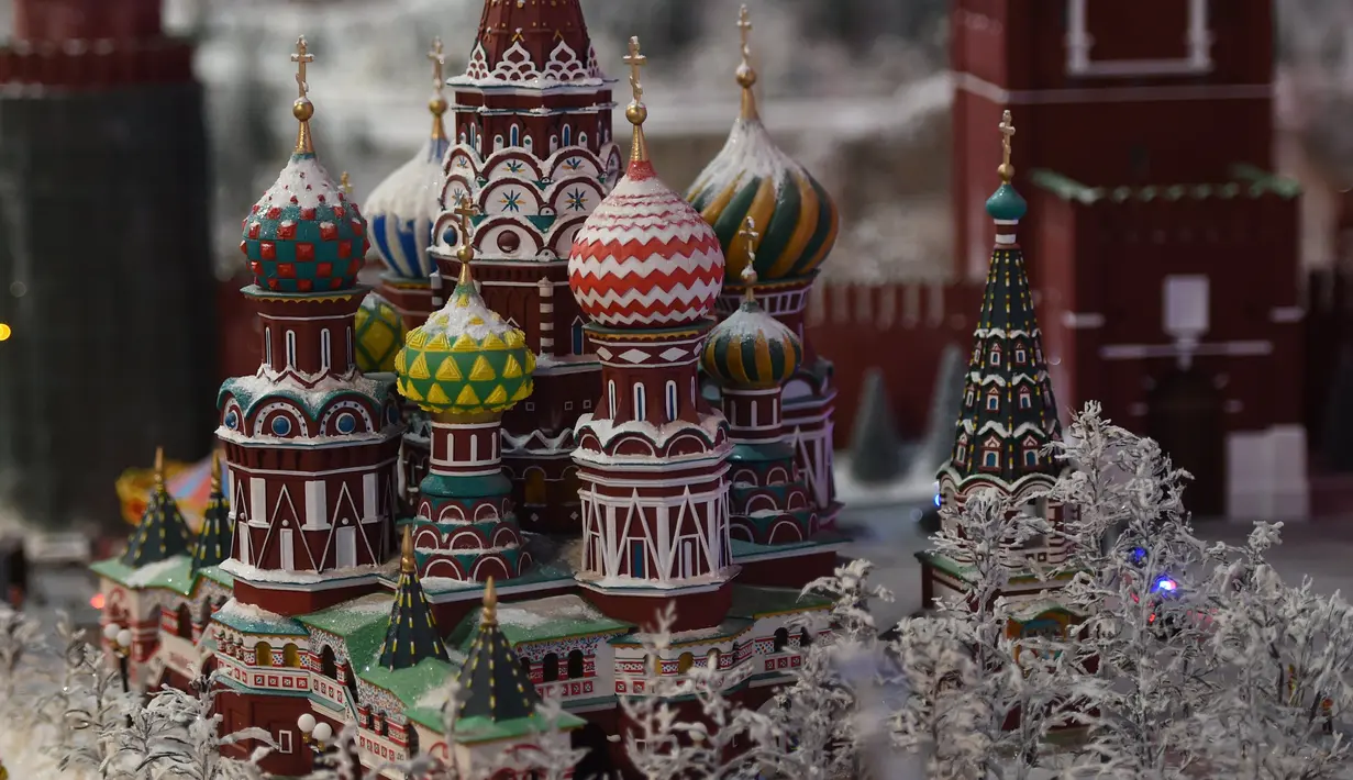 Miniatur Katedral St. Basil di Red Square di Moskow, dipamerkan saat acara Gulliver’s Gate di Times Square, New York City, Senin (10/4). Panitia berharap pameran ini mampu menyedot 1 juta pengunjung. (AFP PHOTO / TIMOTHY A)