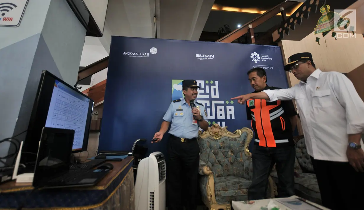 Suasana saat Menteri Perhubungan (Menhub) Budi Karya Sumadi meninjau sarana dan prasarana arus mudik di Bandara Halim Perdanakusuma, Jakarta, Senin (11/6). (Merdeka.com/Iqbal Nugroho)
