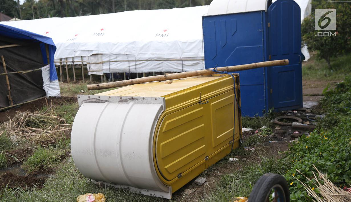 Kondisi MCK sementara di di Posko Pengungsi Rendang, Bali, Sabtu (2/12). Jauhnya lokasi dan terbatasanya jumlah MCK membuat para pengungsi harus membangun MCK sendiri, meskipun dengan kondisi yang seadanya. (Liputan6.com/Immanuel Antonius)