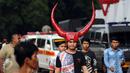 Seorang suporter Semen Padang memakai tanduk raksasa saat memasuki areal Stadion GBK Jakarta, Minggu (24/1/2016). Semen Padang akan melawan Mitra Kukar dalam laga final Piala Jenderal Sudirman. (Liputan6.com/Helmi Fithriansyah)