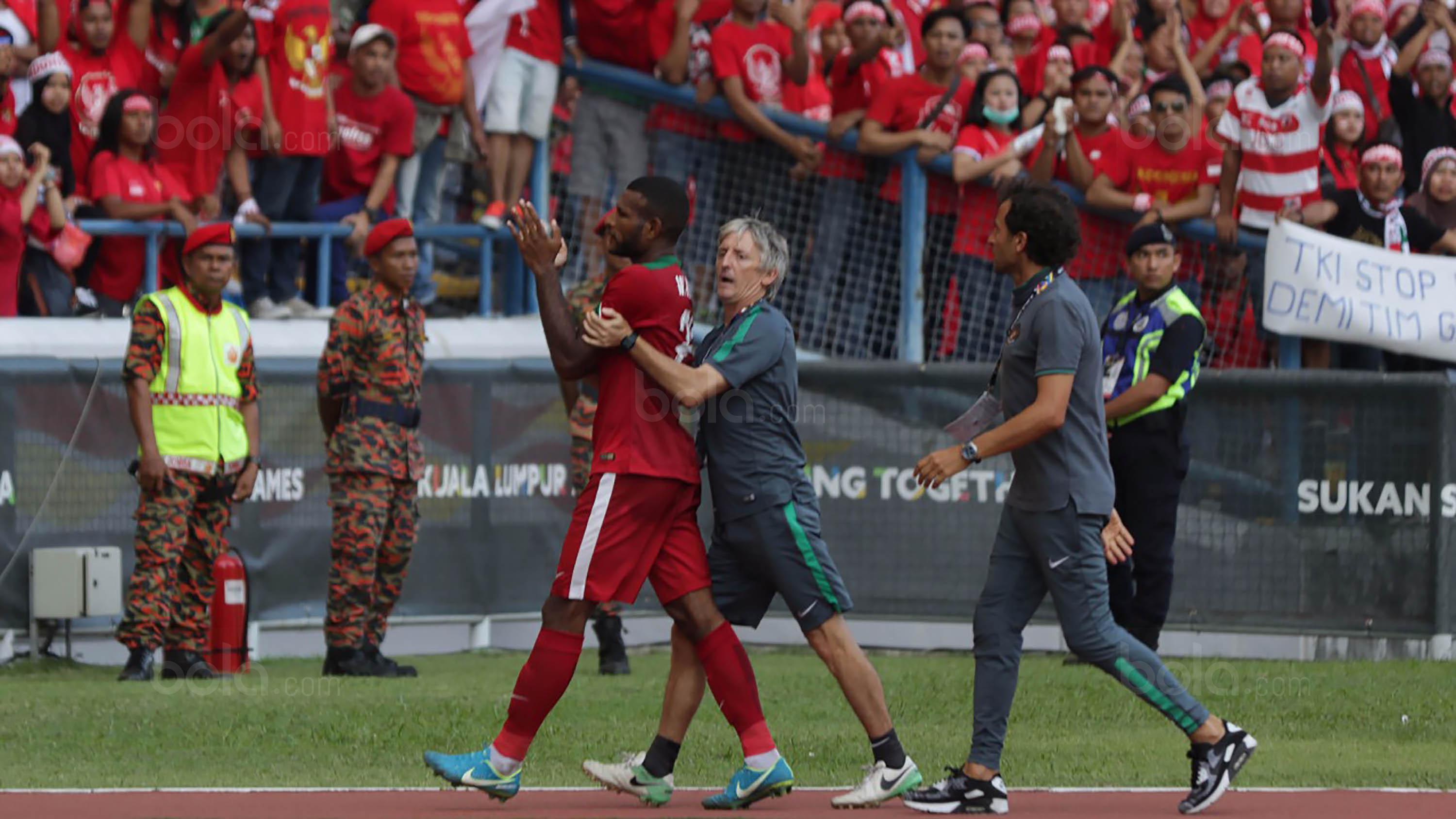 Striker timnas Indonesia, Marinus Wanewar, meninggalkan lapangan saat terlibat pertikaian dengan pemain Kamboja di Stadion Shah Alam, Selangor, Kamis, (24/8/2017). Indonesia menang 2-0 atas Kamboja. (Bola.com/Vitalis Yogi Trisna)