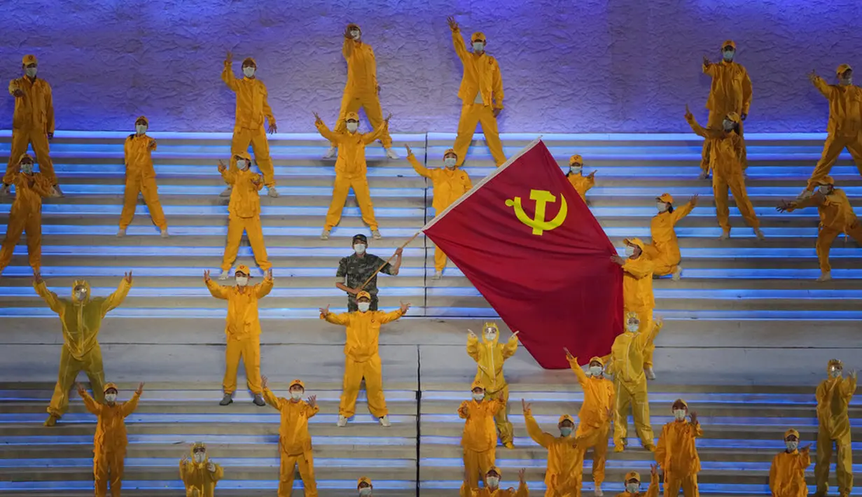 Penampil berpakaian sebagai responden pertama dalam perang melawan pandemi COVID-19 saat pertunjukan gala menjelang peringatan 100 tahun berdirinya Partai Komunis China di Beijing, China, 28 Juni 2021. Partai Komunis China akan merayakan HUT ke-100 pada 1 Juli 2021. (AP Photo/Ng Han Guan)