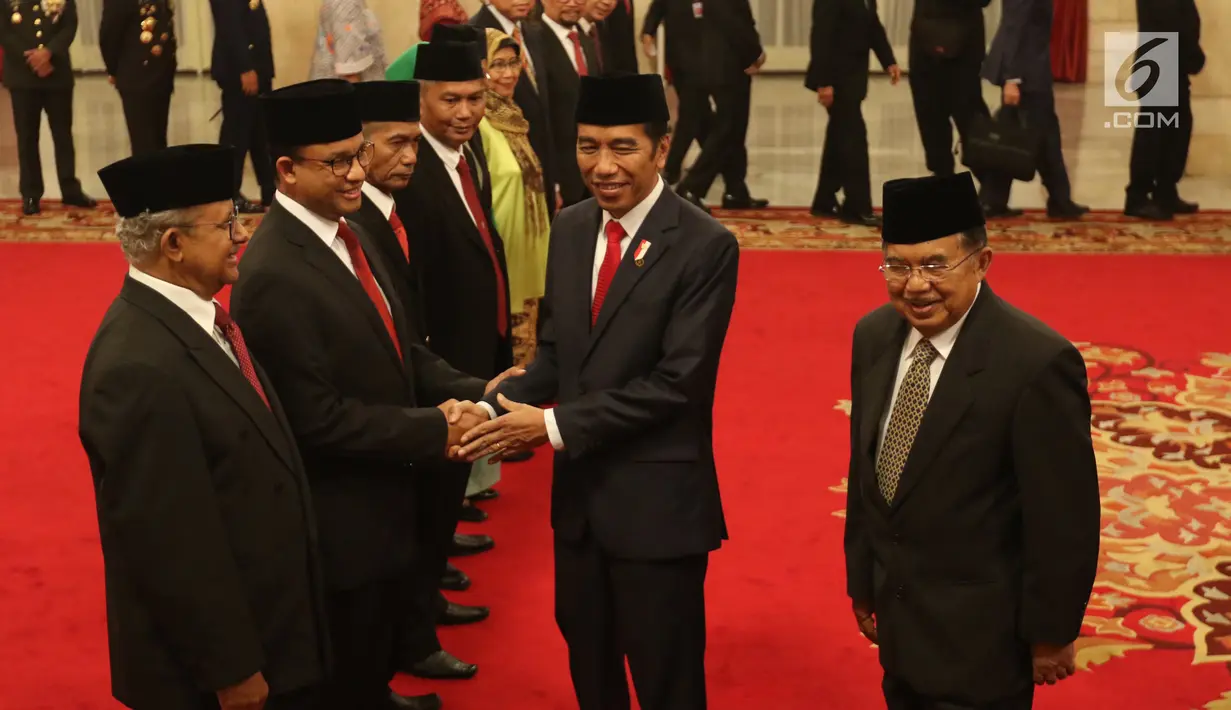 Presiden Joko Widodo bersalaman dengan Gubernur DKI Jakarta Anies Baswedan usai menganugerahkan gelar Pahlawan Nasional untuk kakeknya Abdurrahman Baswedan atau AR Baswedan di Istana Negara, Jakarta, Kakis (8/11). (Liputan6.com/Angga Yuniar)