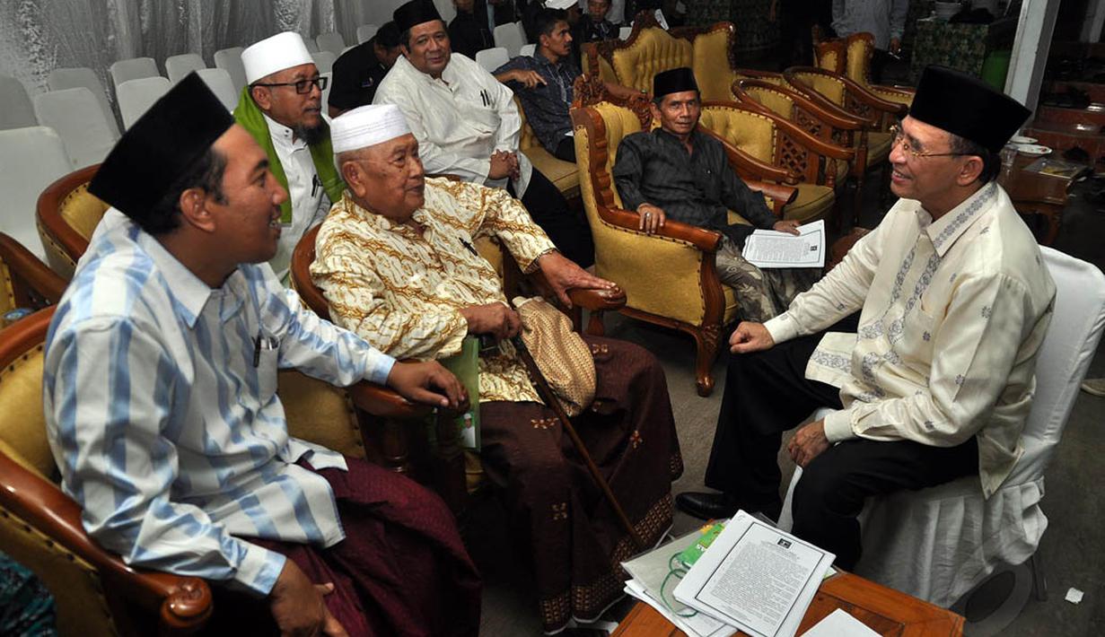 Ketua Umum PPP Suryadharma Ali berbincang dengan para ulama saat menghadiri Silaturahmi Nasional Alim Ulama se-Indonesia di Jakarta, Kamis (23/10/2014). (Liputan6.com/Miftahul Hayat)