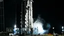 Roket SpaceX Falcon 9 dengan pesawat ruang angkasa Crew Dragon mengeluarkan bahan bakar sebelum peluncuran untuk misi Crew-6 di Kennedy Space Center NASA di Cape Canaveral, Florida, pada 27 Februari 2023. SpaceX dijadwalkan lepas landas pada pukul 1:45 pagi waktu setempat dari Kennedy Space Center di Cape Canaveral, Florida. (CHANDAN KHANNA/AFP)
