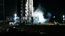 Roket SpaceX Falcon 9 dengan pesawat ruang angkasa Crew Dragon mengeluarkan bahan bakar sebelum peluncuran untuk misi Crew-6 di Kennedy Space Center NASA di Cape Canaveral, Florida, pada 27 Februari 2023. SpaceX dijadwalkan lepas landas pada pukul 1:45 pagi waktu setempat dari Kennedy Space Center di Cape Canaveral, Florida. (CHANDAN KHANNA/AFP)