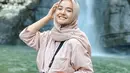 Kali ini permainan warna pastel yang senada cukup sukses membuat penampilan Nabila Ishma cantik paripurna. Setelan baju dan hijab berwarna cokelat ini seketika membuat penampilan gadis 21 tahun ini makin menawan. (Liputan6.com/IG/@nabilaishma)