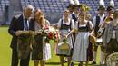 Carlo Ancelotti (kiri) bersama istrinya Mariann melihat celana tradisional Bavaria miliknya pada sesi foto dan perkenalan di Stadion klub FC Bayern Munich, Jerman, (11//7/2016). (AFP/Guenter Schiffmann)
