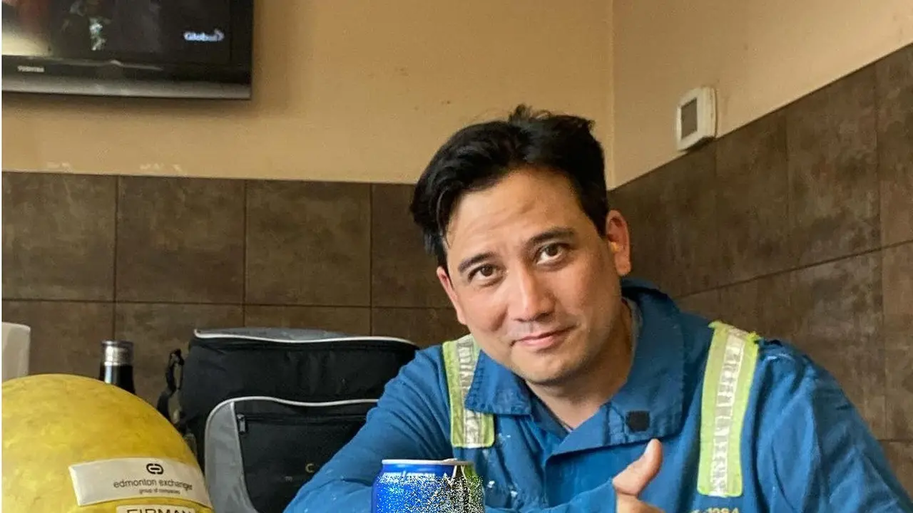 6 Potret Tengku Firmansyah saat Bekerja Jadi Tukang Besi di Kanada, Bikin Salut