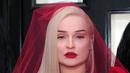 <p>Kim Petras tampil elegan kali ini. Ia memiliki alis berwarna cokelat tua yang lurus dan kontras dengan rambut putihnya, serta bibir merahnya yang mencolok. Foto: Glamour.</p>