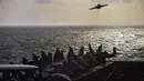 Sebuah jet tempur F18 lepas landas dari kapal induk Harry S Truman di Laut Mediterania Timur (8/5). Kapal Harry S Truman adalah kapal induk kelas Nimitz kedelapan dari Angkatan Laut Amerika Serikat. (AFP/Aris Messinis)