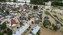 Banjir ekstrem di Slovenia telah menyebabkan kerusakan senilai ratusan juta dolar dan menewaskan sedikitnya tiga orang, menurut perdana menteri negara itu, Robert Golob. (AP Photo/Miro Majcen)