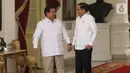 Presiden Joko Widodo tertawa saat menerima Ketua Umum Partai Gerindra Prabowo Subianto di Istana Merdeka, Jakarta, Jumat (11/10/2019). Dalam pertemuan tersebut mereka membahas permasalahan bangsa dan koalisi. (Liputan6.com/Angga Yuniar)