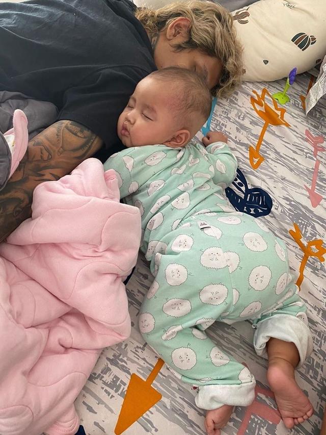 Momen Young Lex Asuh Baby Zaenab Alexander. (Sumber: Instagram/young_lex18)