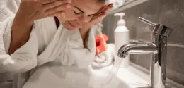 Kulit yang sehat dan glowing bukan hanya soal skincare mahal, tetapi juga bagaimana kamu merawatnya dari langkah paling dasar yaitu mencuci muka. (foto/dok: freepik/pvproductions)