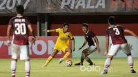 Aksi Septian David Maulana melewati para pemain Gresik United pada partai kedua Grup A Piala Presiden 2017 di Stadion Maguwoharjo, Sleman, Sabtu (4/2/2017). (Bola.com/Nicklas Hanoatubun)