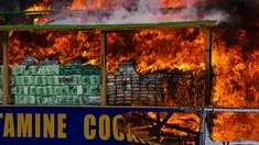 Aparat Myamnar membakar narkotika sitaan dalam acara pemusnahan yang menandai Hari Antinarkoba Sedunia, di Yangon, Senin (26/6). Myanmar membakar opium, heroin, dan kokain senilai sekitar US$385 juta, setara Rp5,1 miliar. (AP Photo/Thein Zaw)