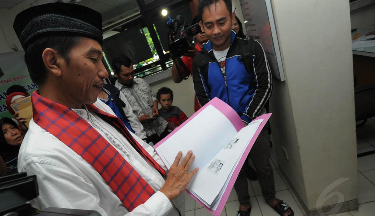 Mantan Wali Kota Solo itu terlihat mengobrol dengan warga yang tengah mengurus surat-surat di kantor Kecamatan Pasar Minggu, Jakarta, Jumat (23/5/14). (Liputan6.com/Herman Zakharia)