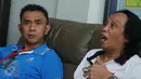 Mandra saat berbicara dengan rekan - rekannya Paski di rutan Cipinang, Jakarta, Kamis (24/12). Mandra dinyatakan bersalah dan dijebloskan ke rutan Cipinang terkait kasus dugaan tindak pidana korupsi. (Liputan6.com/Herman Zakharia)