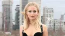 Aktris Jennifer Lawrence melakukan sesi pemotretan saat mempromosikan film terbarunya, Red Sparrow di London, Selasa (20/2). Foto di luar ruangan pada musim dingin ini, menunjukkan Lawrence yang anggun mengenakan gaun hitam. (Joel C Ryan/Invision/AP)