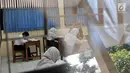 Suasana saat siswa SMPLB Kategori B atau tunarungu mengerjakan Ujian Nasional Kertas Pensil (UNKP) di SLB Negeri 7 Jakarta, Selasa (24/4). Ujian juga diikuti dua siswa dari SLB Bina Karya Insani dan satu dari SLB Karya Guna. (Merdeka.com/Iqbal Nugroho)