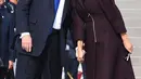 Presiden Donald Trump dan Melania berciuman saat tiba di Pangkalan Udara Osan, Pyeongtaek, Korea Selatan, (7/11). Trump melakukan kunjungan ke lima negara Asia Jepang, Korea Selatan, China, Vietnam dan Filipina. (AP Photo / Andrew Harnik)