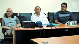 Ketua Dewan Etik AMSI Bagir Manan (kiri) bersama Pemimpin Redaksi Liputan6.com, Mohamad Teguh (tengah) dan anggota AMSI saat bertemu dengan Dewan Pers di Jakarta, Senin (18/9). (Liputan6.com/Helmi Afandi)